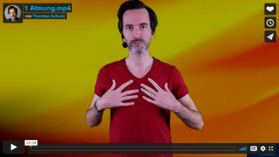 Lektion 1 Online Gesangsunterricht: Thorsten zeigt die Atmung mit Händen an der Brust