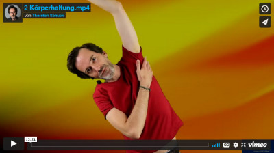 Lektion 2 Online Gesangsunterricht: Thorsten streckt seinen Oberkörper zu einer Seite und hebt dabei seinen Arm.