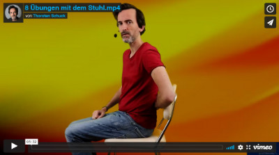 Übung 8 Online Gesangsunterricht: Thorsten sitzt seitlich auf einem Stuhl mit einer Hand auf dem Rücken